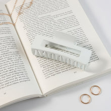 Large Stylish Plastic Hair Clip (1 Pc)